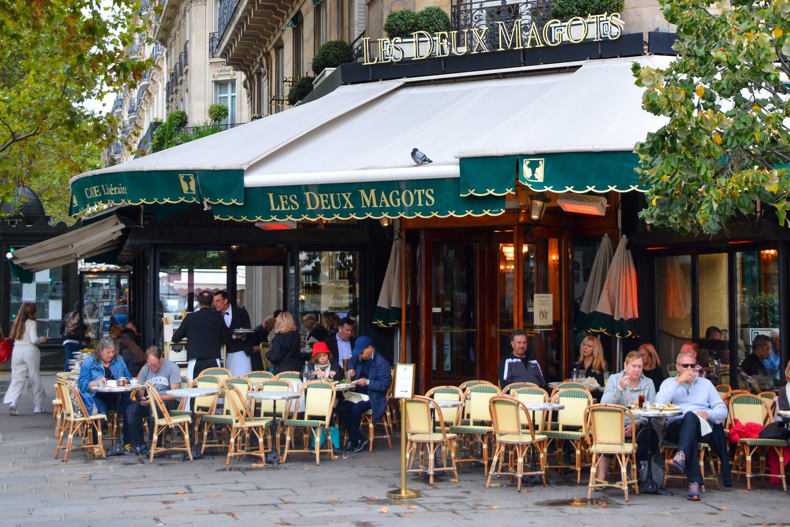 Les Deux Magots terrasse på Boulevard Saint-Germain, caféen hvor Sartre og Beauvoir havde deres faste bord