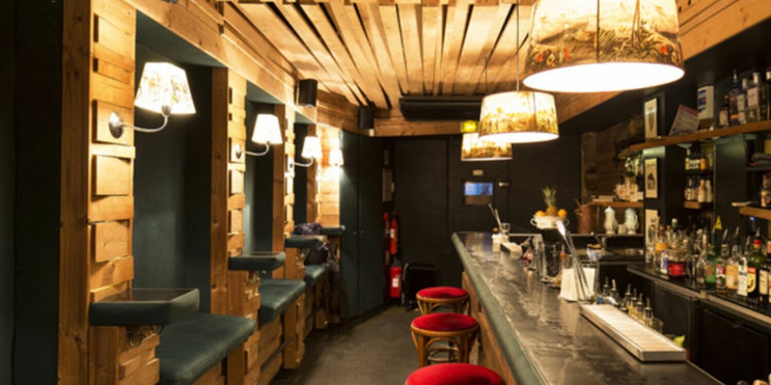Castor Clubs umarkerede indgang på rue Hautefeuille, den jagthytte-stylede cocktailbar åben siden 2011