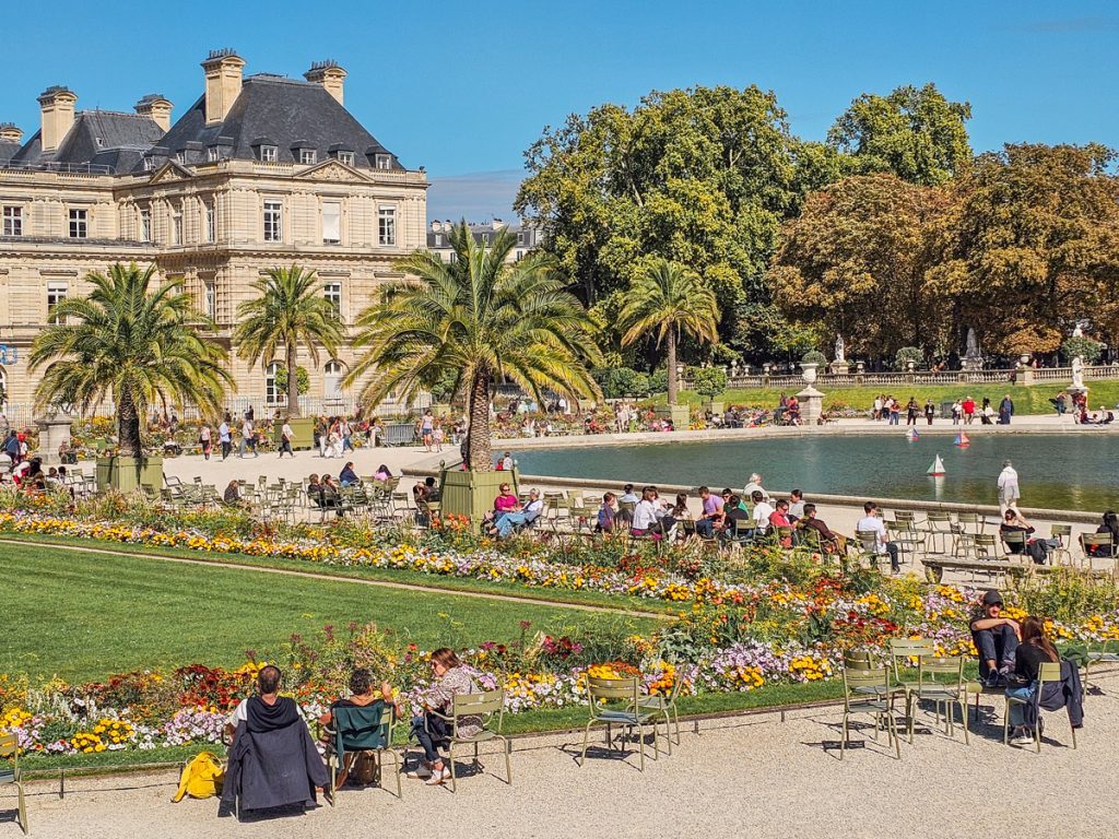 Grand Bassin og grønne stole ved Jardin du Luxembourg, den 25 hektar store kongelige have bestilt i 1612